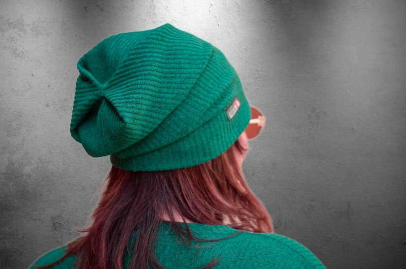 Zelená žebrová čepice Saria - Barva: Lahvově zelená, Velikost: UNI