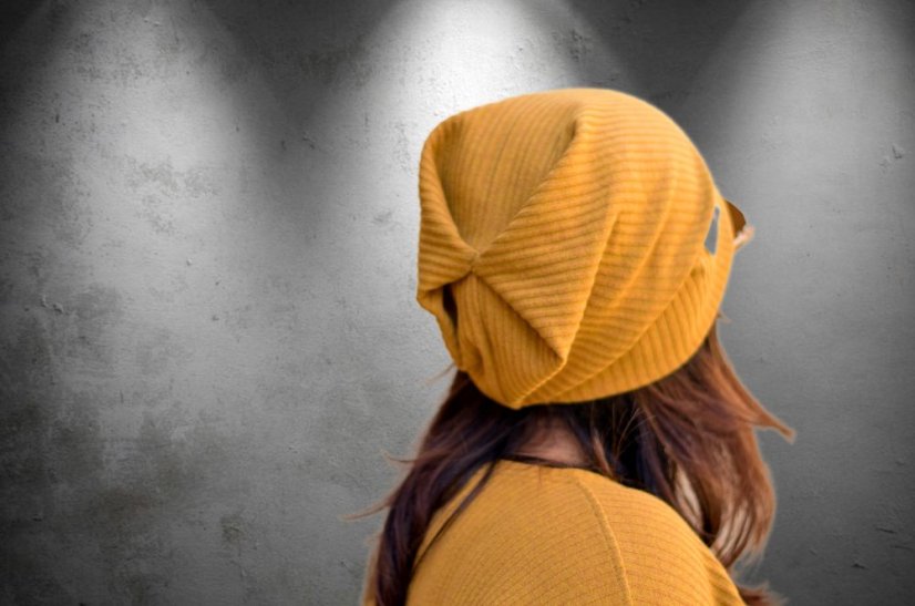 Žlutá žebrová čepice Saria